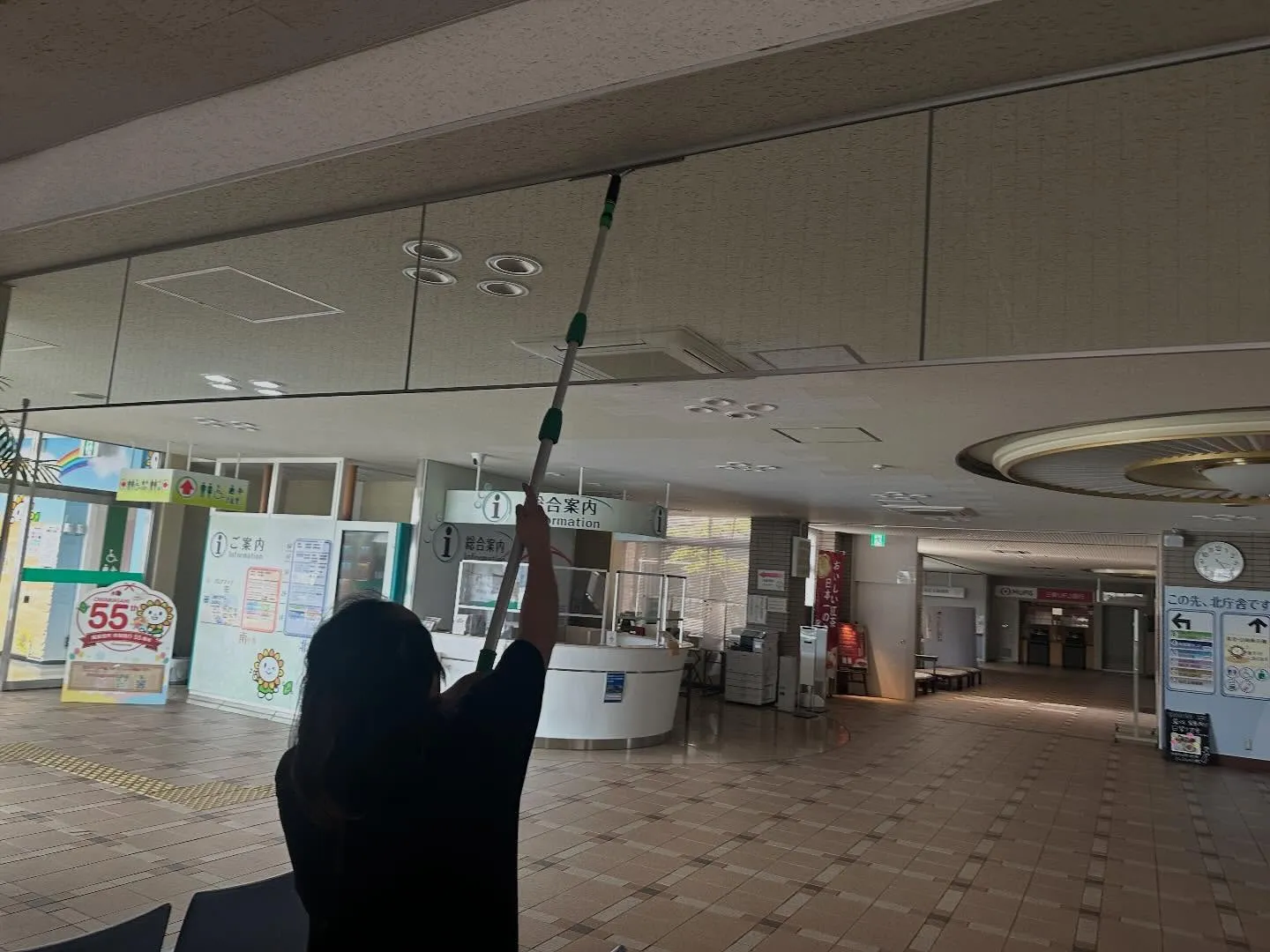 某市役所の全ガラス清掃