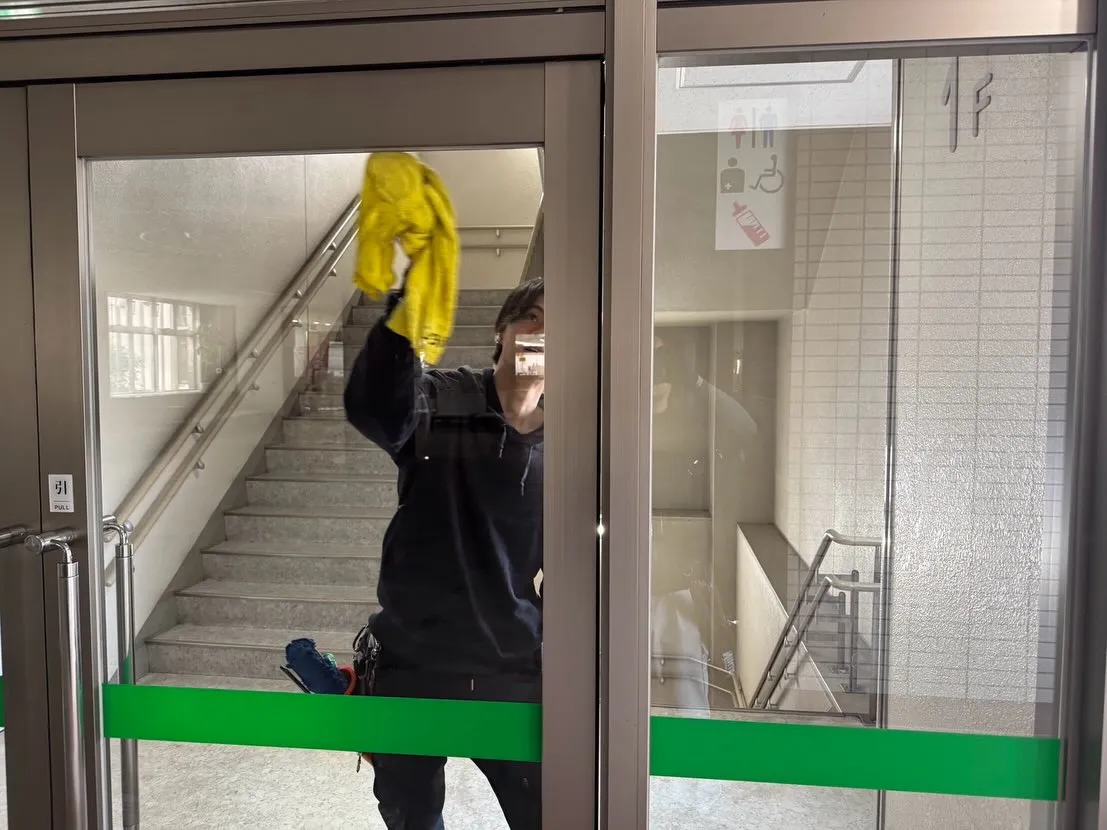 某市役所の全ガラス清掃