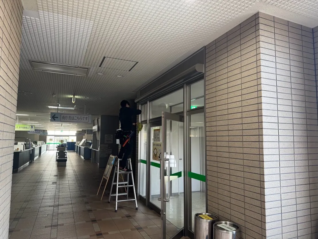 某市役所の全ガラス清掃