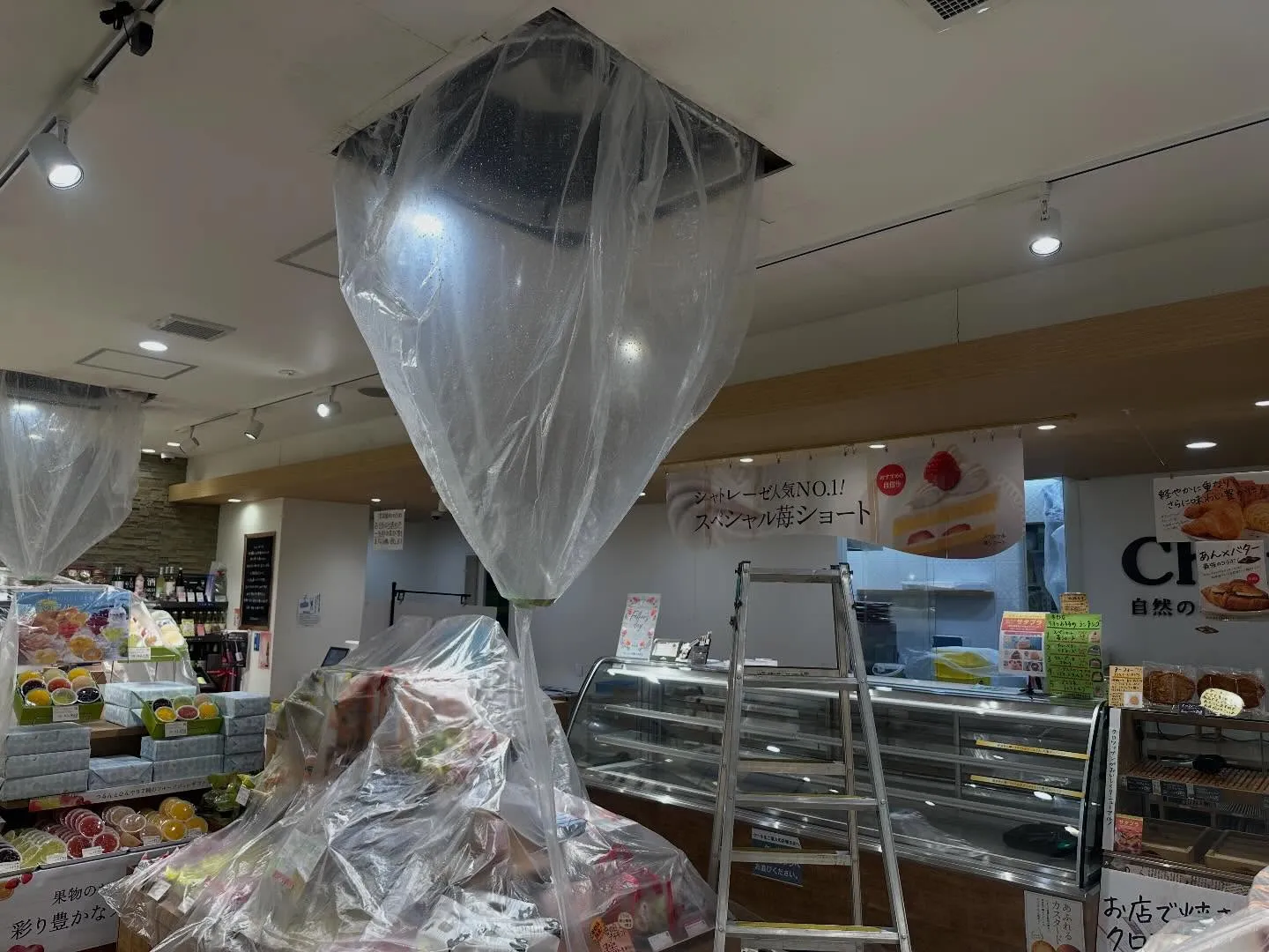 シャトレーゼ蒲郡店のエアコン分解洗浄致しました