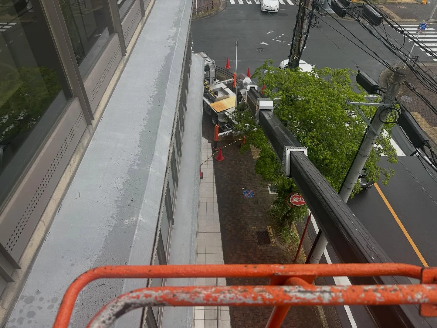 今日は高所ガラス作業