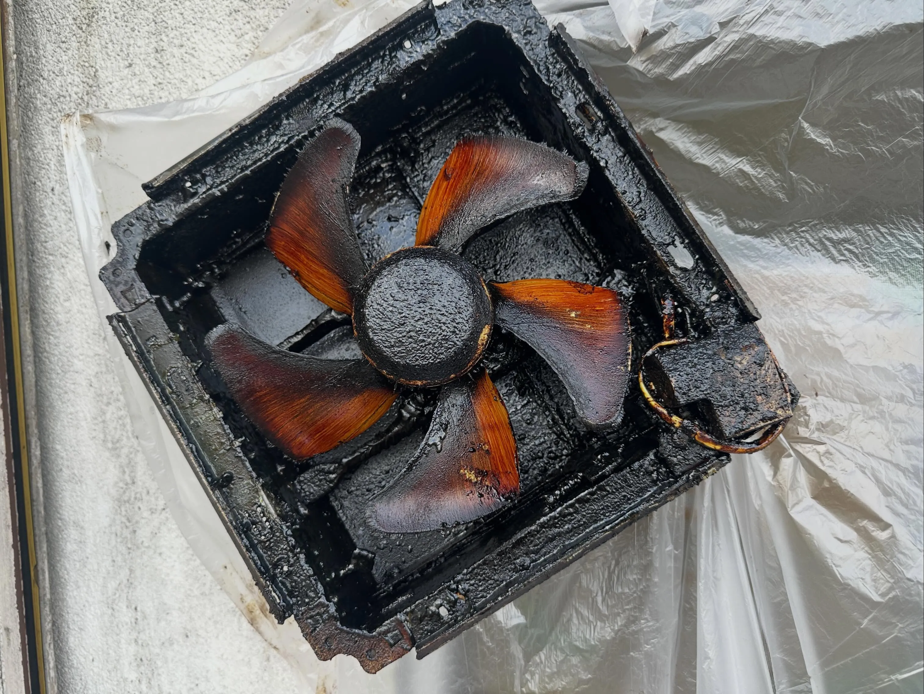 ご契約後初の清掃の中華料理屋さんのフード、換気扇清掃致しまし...